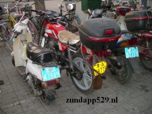 De nagemaakte "Zündapps" in het Chinese straatbeeld. Lang zou dit niet zo blijven. Een unieke foto. 