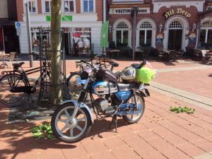 Op weg met Zundapp529 terug naar Nederland. Koffie in Kevelaer. Plezier.