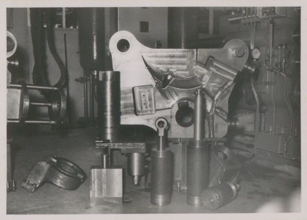 Installatie-1956-van-een-frame-pers-in-Munchen-voor-de-Zundapp-423S